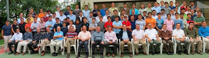 Foto de grupo de los consagrados que desarrollan su apostolado en la Ciudad de México y algunos jóvenes que estudian en el Centro Estudiantil.
