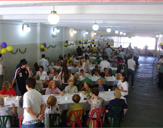 Un momento durante el bingo con los abuelos.