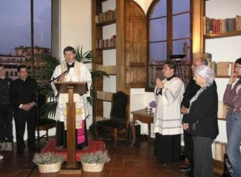 Monseñor Giuseppe Betori, arzobispo de Florencia, durante la bendición del centro “Juan Pablo II” del Regnum Christi.