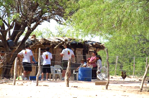 Los misioneros visitan las casas e invitan también a las actividades grupales de evangelización.