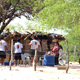 Los misioneros visitan las casas e invitan tambi&eacute;n a las actividades grupales de evangelizaci&oacute;n.