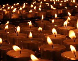 Alrededor de un millar de velas se suelen ver cerca del altar, la noche de la misión.