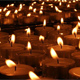 Alrededor de un millar de velas se suelen ver cerca del altar, la noche de la misi&oacute;n.