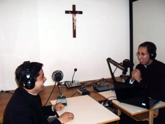 La evangelización por la radio permite llegar a las personas de una manera dinámica sobre los contenidos relacionados a la fe y los valores.