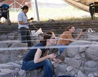 Algunos voluntarios durante su trabajo en las excavaciones