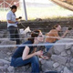 Algunos voluntarios durante su trabajo en las excavaciones