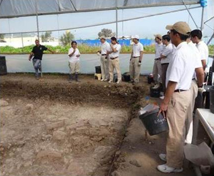 Los hermanos novicios de Dublín reciben instrucciones para su trabajo en las excavaciones.