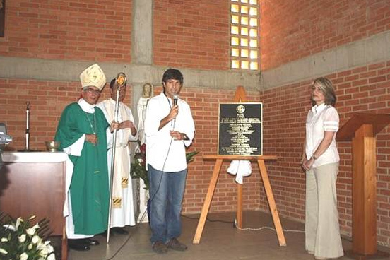 Mons. Fernando Castro, obispo auxiliar de Caracas, bendice la placa conmemorativa de la inauguración y bendición del nuevo edificio.