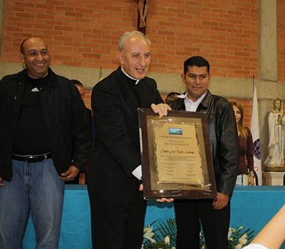 El P. José Carlos Zancajo, L.C., muestra la placa otorgada por el Consejo Municipal El Hatillo para la ocasión.