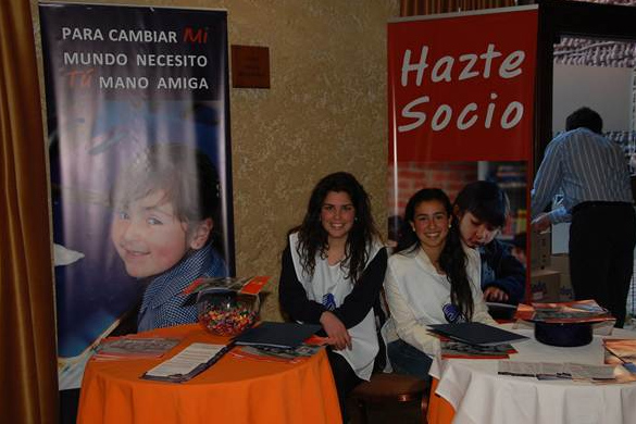 En los stands se ofrecía información para conocer los colegios, así como para patrocinar el estudio de los niños.