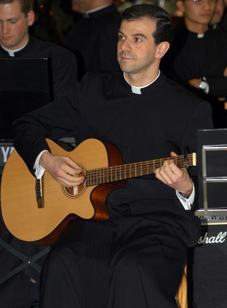 Al P. Nicola Tovagliari, L.C., además de dar clases en el Ateneo, le gusta practicar la música y cantar.