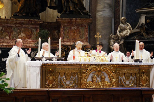 Un momento de la concelebración en la Basílica de San Pedro. De izquierda a derecha: P. Florián Rodero, P. Carlos Skertchly, Card. Giovanni Coppa, P. Juan Manuel Dueñas y P. Óscar Náder.