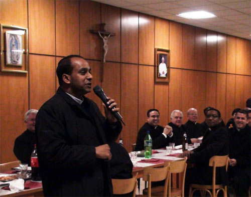 El P. Biju, uno de los primeros alumnos provenientes de la India, ofrece su testimonio durante la cena.