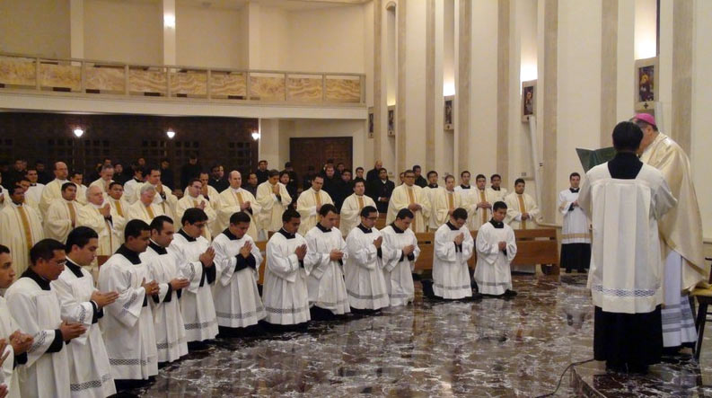 Mons. Celso Morga preside la misa en la que 40 seminaristas recibieron los ministerios.
