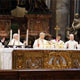 Un momento de la concelebraci&oacute;n en la Bas&iacute;lica de San Pedro. De izquierda a derecha: P. Flori&aacute;n Rodero, P. Carlos Skertchly, Card. Giovanni Coppa, P. Juan Manuel Due&ntilde;as y P. &Oacute;scar N&aacute;der.