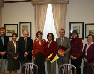 Luly Fernández and the accreditation team