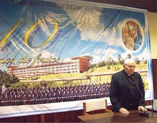 Mons. Emilio Pignoli, obispo emérito de Campo Limpo, dirige algunas palabras con motivo del 10º aniversario de la fundación del Seminario Maria Mater Ecclesiae.