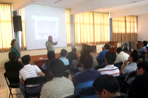 La familia Torres Escobar durante la presentación del taller en el seminario arquidiocesano de Xalapa.