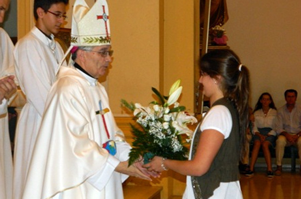 Catalina Suanzes lleva las ofrendas a Mons. César Franco.