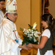 Catalina Suanzes lleva las ofrendas a Mons. C&eacute;sar Franco.