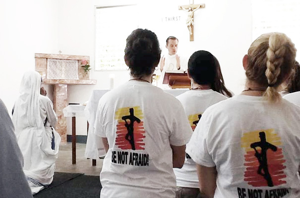 El P. Michael Mitchell, L.C. celebra la eucaristía en la capilla de las Misioneras de la Caridad, en Haití.