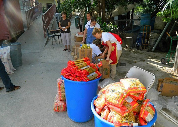 Misioneros desempacando alimentos para las familias que visitarán.