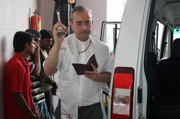 El P. Miguel Cavallé, L..C. bendice una ambulancia que ha donado la asociación VIDA a un centro asistencial de Delhi que acoge a un centenar de personas en pobreza extrema.
