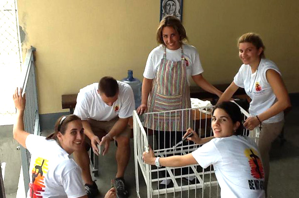 Misioneros armando cunas para el albergue