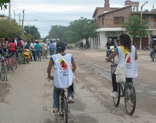 Las jovencitas misioneras en bicicleta para acortar distancias y poder visitar a más personas.