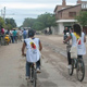 Las jovencitas misioneras en bicicleta para acortar distancias y poder visitar a m&aacute;s personas.