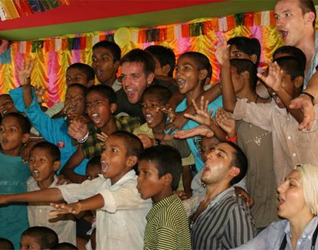 Los misioneros organizan una actividad en el orfanato Nalanda Vidyapeeth.