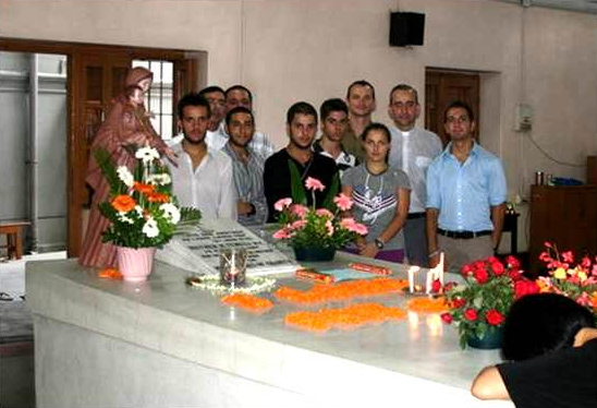 Grupo de misioneros que participaron en las misiones en Calcuta ante la tumba de Madre Teresa. Les acompañan los padres legionarios Miguel Cavallé (derecha) y Arquímedes Sánchez.