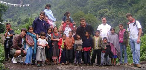 Algunos misioneros españoles con niños de los alrededores del Pico de Orizaba. Les acompaña el P. Arturo Díaz, L.C.