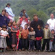 Algunos misioneros espa&ntilde;oles con ni&ntilde;os de los alrededores del Pico de Orizaba. Les acompa&ntilde;a el P. Arturo D&iacute;az, L.C.