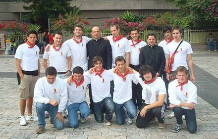 Jóvenes misioneros italianos después de la misa de envío en la Basílica de Nuestra Señora de Guadalupe en la Ciudad de México. Les acompañan el P. Francisco de Juan, L.C. (en el centro), y el P. Manuel Álvarez, L.C.