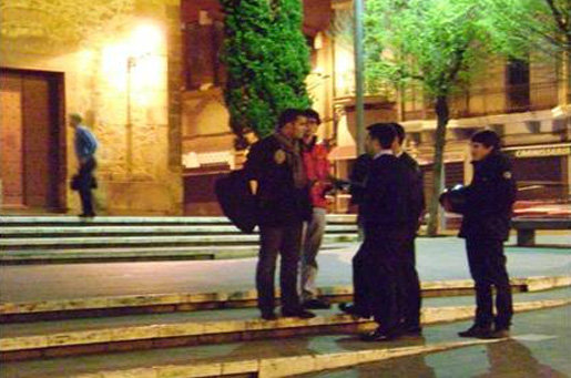 Jóvenes misionando por las calles.