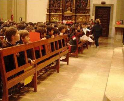 Grupo de primera comunión en su actividad.