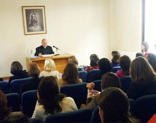 Mons. Ricardo Blázquez, visitador apostólico, hablando con consagradas del Regnum Christi que trabajan en Chile.