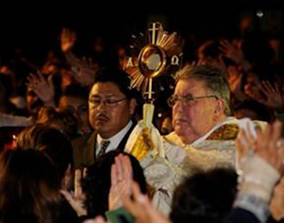 El P. Juan Díaz Vilar en el momento de la procesión de la Eucaristía.