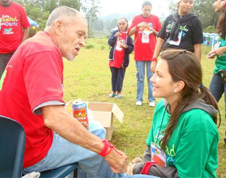 Compartiendo la comida, la alegría y la esperanza en Navidad. Fue la propuesta de estos jóvenes con los más necesitados.