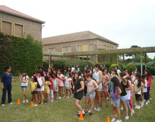 Mediante dinámicas y juegos, los niños se empeñaron para fomentar un espíritu de amistad y de equipo.