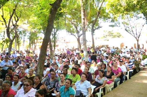 Un parque en Nicaragua fungió como sede de un curso de Escuela de la Fe, al resultar insuficiente el salón preparado para ello.
