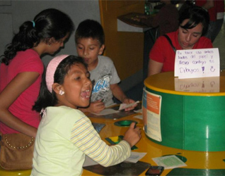 Niños de rehabilitación del CREVER, junto con jóvenes de “Contagia alegría”, en una actividad cultural en el museo interactivo de Xalapa.