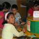 Ni&ntilde;os de rehabilitaci&oacute;n del CREVER, junto con j&oacute;venes de �Contagia alegr&iacute;a�, en una actividad cultural en el museo interactivo de Xalapa.