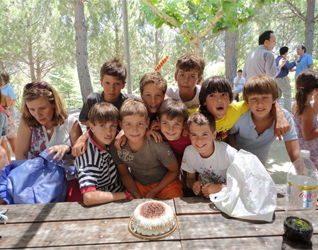 Chicos del campamento comparten momentos especiales de amistad y compañerismo.