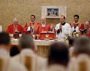 El Card. Tarcisio Bertone, S.D.B., secretario de estado de Su Santidad, presidió una concelebración eucarística durante el congreso.