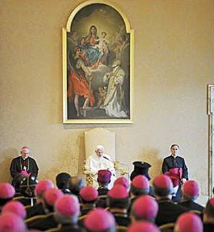 El Santo Padre se dirige a los obispos en la residencia pontificia de Castel Gandolfo.