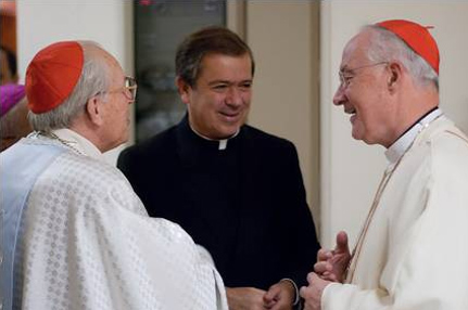 El P. Álvaro Corcuera, L.C. saluda a los cardenales Giovanni Battista Re, prefecto emérito de la Congregación para los Obispos (izquierda), y Marc Ouellet, actual prefecto de este dicasterio.