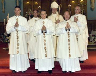 Foto de grupo al final de la misa (de izquierda a derecha): los padres legionarios Pierre Caouette, Stephen Ellis, Janick Caouette, Mons. Paul-André Durocher, Denis Tassé y Anthony Bannon.