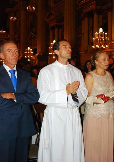 El P. Juan José Ramírez, L.C.,con sus padres. Su mamá tiene los ornamentos diaconales que significan la transformación interior efectuada por el sacramento.